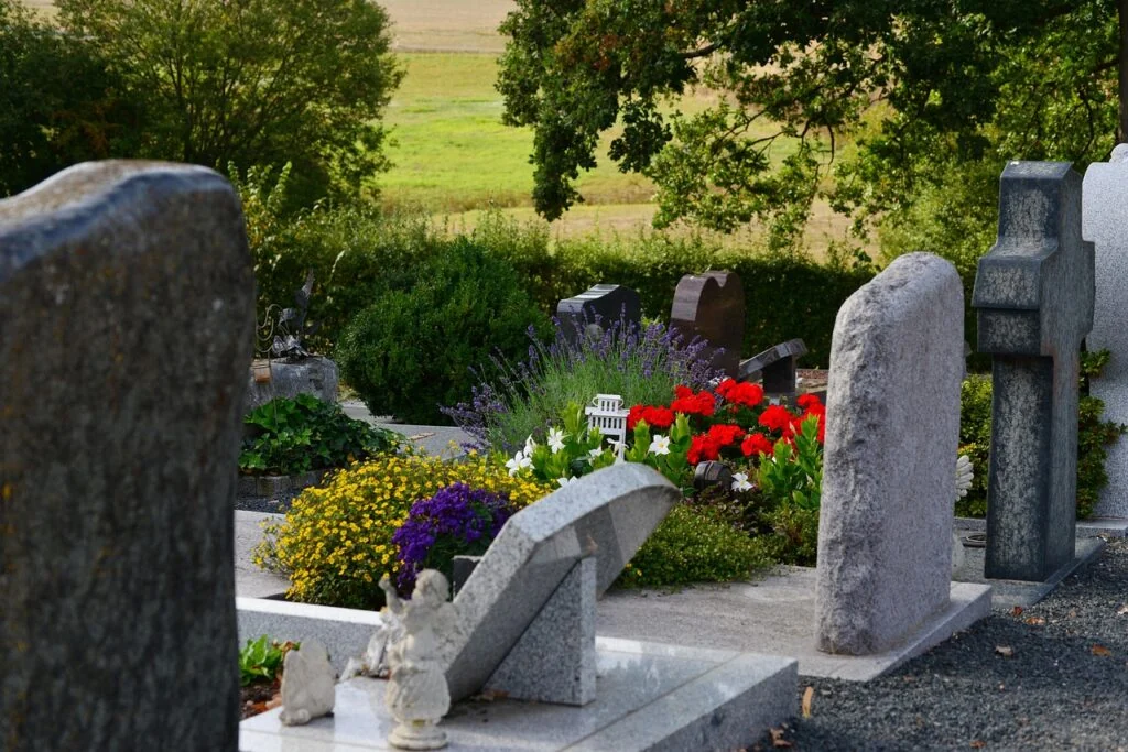 Blumengeschmückte Grabstätten auf einem Friedhof