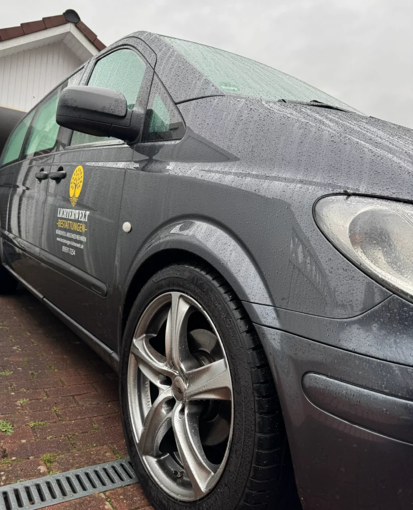 Bestattungsfahrzeug unterwegs zur Überführung